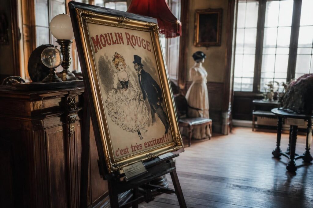 découvrez l'histoire méconnue du strip-tease au moulin rouge et plongez dans les coulisses secrètes de ce spectacle iconique, bien au-delà de ce que révèlent les guides traditionnels.